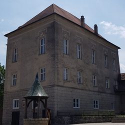 Schloss Harburg - Brunnen und Wohngebäude