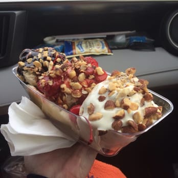 Braum's - a person holding a bowl of food - Ice Cream & Frozen Yogurt Near Me - Springfield, Missouri