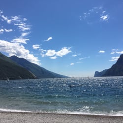 Circolo Vela Torbole - Quando esce il sole il Lago di Garda è uno spettacolo. Sulla riva tante piate ciclabili e noleggio bici.