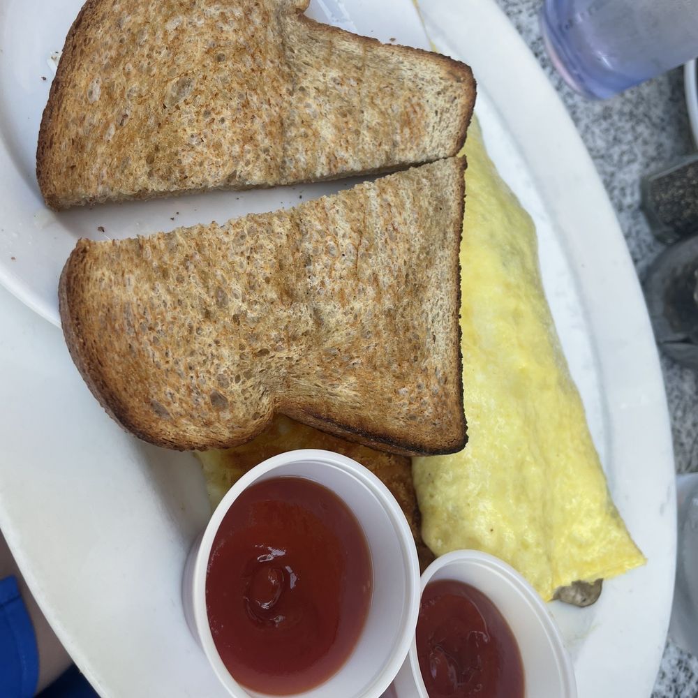 Dinah's Poolside Restaurant - The Boss Omelette - American Near Me - Palo Alto, California