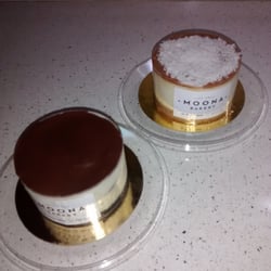Moona Bakery - Cheese cake de dulce de leche con coco y oreo con chocolate