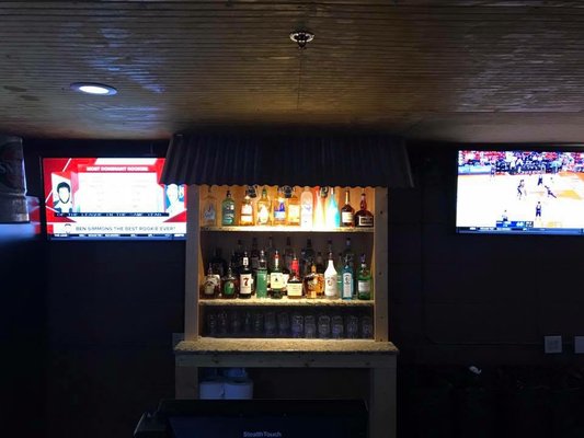 R & J Saloon by null