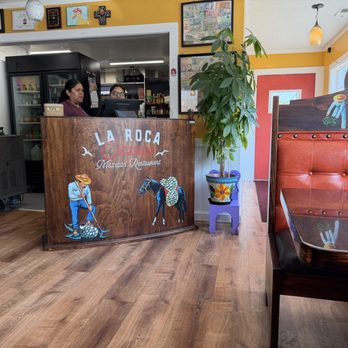 La Roca - Inside - Mexican Near Me - Lincoln City, Oregon