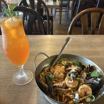 New Thai Bistro - Garlic Noodle Seafood Lyncee Fruit Ice Tea - Thai Near Me - Pleasanton, California