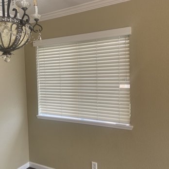 Sparkling Clean House Cleaning - Broken blind #2 Dining room area - Home Cleaning Near Me Sparkling Clean House Cleaning - Broken blind #2 Dining room area - Home Cleaning Near Me