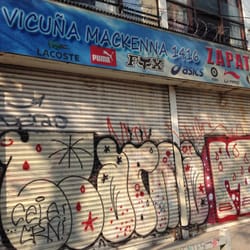 Zapatillaz - Vereda oriente de Vicuña Mackenna