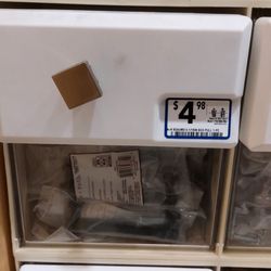 Lowe's Home Improvement - Mislabeled bin. You can clearly see that the drawer pull is a nob while pulls in the bin are handles.