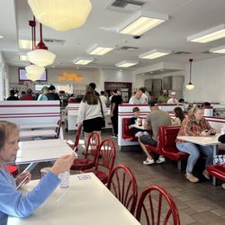 In-N-Out Burger - Crowded on Saturday!!