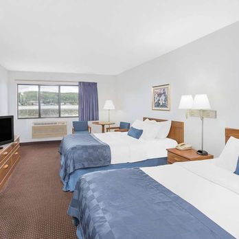 Ramada by Wyndham Hancock Waterfront - Guest room - Hotels Near Me - Hancock, Michigan Ramada by Wyndham Hancock Waterfront - Guest room - Hotels Near Me - Hancock, Michigan