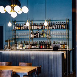 Le Midi Wine - Le Midi interior bar and table