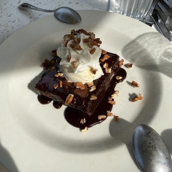 Lucky 32 Southern Kitchen - Brownie Sundae - New American Near Me - Cary, North Carolina