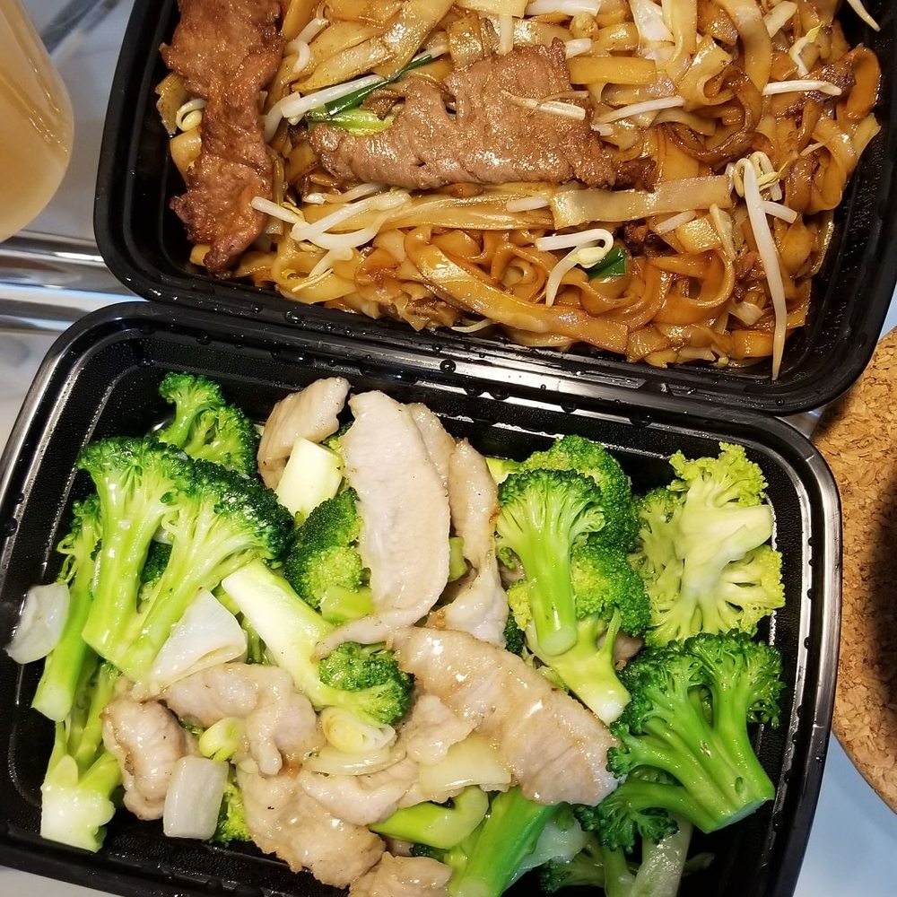 New Fusion Restaurant - Stirfry pork jowl x brocolli, and beef with flat rice noodles - Chinese Near Me - Aurora, Ontario New Fusion Restaurant - Stirfry pork jowl x brocolli, and beef with flat rice noodles - Chinese Near Me - Aurora, Ontario