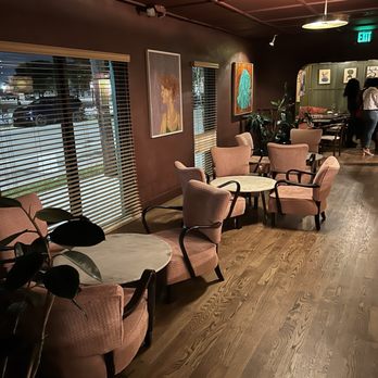 Morgans Restaurant - Front room, dining - New American Near Me - Miami, Florida