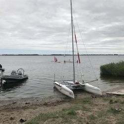 Windsurfschule UST Rügen - Katamaran am Ufer