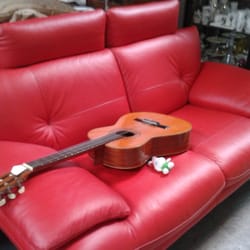 Glasgow City Antiques Centre - The price tag said 'fabulous leather sofa'. Couldn't agree more, shame I don't have the £750 they wanted!!