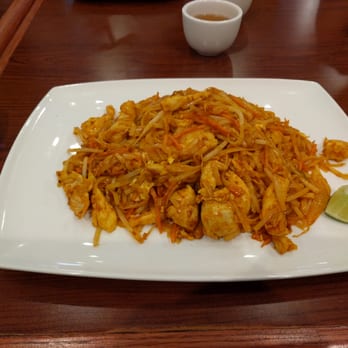 Pho Bistro - Chicken pad thai - Vietnamese Near Me - Kitchener, Ontario