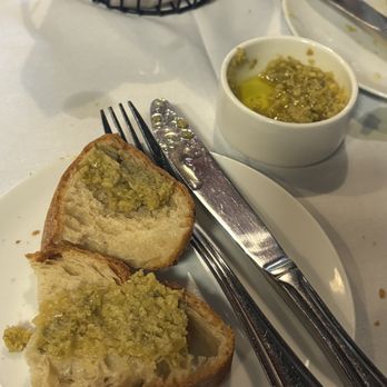 Il Gusto Ristorante - Delicious bread with green olive oil spread - Italian Near Me - La Plata, Maryland