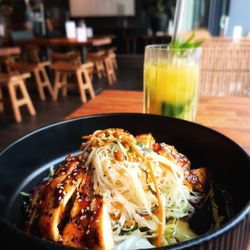 Viet Bowl Hamburg - Nom Du Du mit Chicken und als Getränk "Loco Coco" aus der Wochenkarte