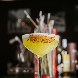 Salao Tapas & Bar - ¡Disfruta la frescura de nuestro cóctel Green Bee!