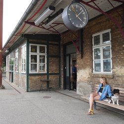 Skotte & Stentoft - The station house has so much atmosphere. You feel like being a traveler in the 1940s.