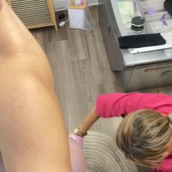 Brazilian Beauty Tanning - Rubbing the cream only on lower body.