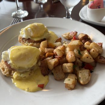 Delta King - Classic Egg Benedict - Hotels Near Me - Sacramento, California