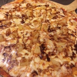 Kosh - Pizza de piña queso y salsa BBQ!!! Buenísima!!! Aunque agradecería que la piña no fuera de tarro