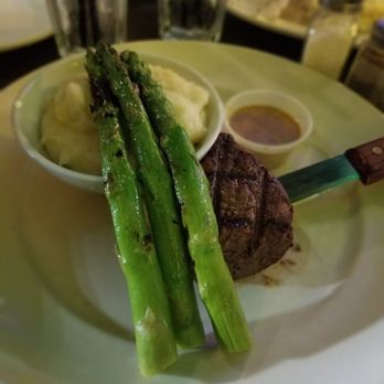Pelican cafe - Filet mignon, asparagus, & mashed potatoes - Italian Near Me - Miami Beach, Florida Pelican cafe - Filet mignon, asparagus, & mashed potatoes - Italian Near Me - Miami Beach, Florida