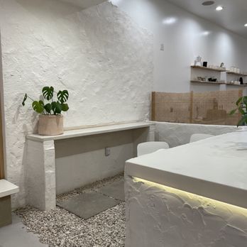 Sojeata  - Textured rock wall where you can sit and relax while working!!! - Bubble Tea Near Me - Fullerton, California