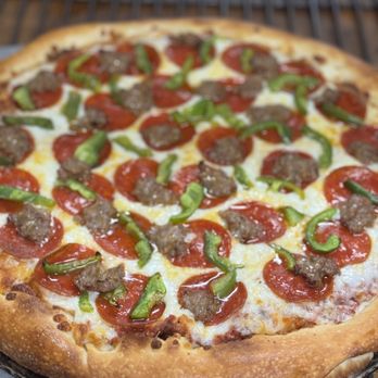 La Pizzeria - Pepperoni/Green Peppers /Sausage - Pizza Near Me - Anaheim, California La Pizzeria - Pepperoni/Green Peppers /Sausage - Pizza Near Me - Anaheim, California