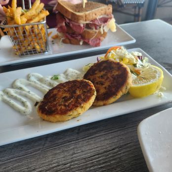 Dini's By The Sea - Not that good crab cakes - Seafood Near Me - Carlsbad, California