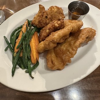 Dinah's Poolside Restaurant - Best fried chicken I have ever tasted. Recipe from the 1950s. - American Near Me - Palo Alto, California