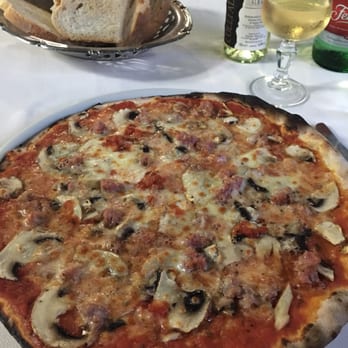 Pizzeria Santa Croce - Pizza with sausage and mushrooms - Italian Near Me - Rome, RM Pizzeria Santa Croce - Pizza with sausage and mushrooms - Italian Near Me - Rome, RM