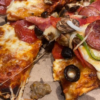 Round Table Pizza - Soggy , under cooked bad pizza - Pizza Near Me - Lathrop, California
