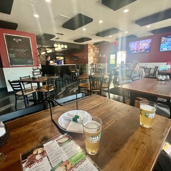 DeRussos Pizzeria - Inside Dining Area, tastefully done! - Pizza Near Me - St. Petersburg, Florida