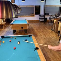 Bar 580 - 2 midsize Pool tables