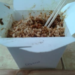 Woking - Base de arroz con pollo, maní y salsa thai... Por escribir su reseña en Yelp, me regalaron los champiñones :)