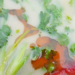 Pavillon - Tom Kha Gai. Koriander und Chili sorgen für Farbe.