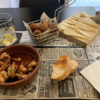 Clandestino - Garlic Shrimp, Cheese Tray, croquetas with ham - Tapas Bars Near Me - Barcelona, B