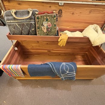 Attic Fanatics Vintage - Vintage trunk with vintage accessories - Used, Vintage & Consignment Near Me - Lake Park, Florida Attic Fanatics Vintage - Vintage trunk with vintage accessories - Used, Vintage & Consignment Near Me - Lake Park, Florida