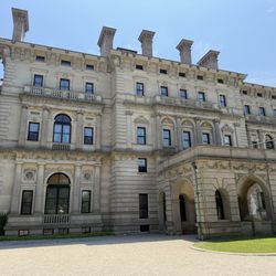 Newport Travel Trolley Tours - Vanderbilt Mansion