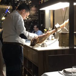 A Mundiña - Cutting the charcuterie
