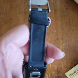 Fixed the band on my husband's Fit.  Came in and was fixed in under 3 minutes. Thank you for friendly and extremely fast service