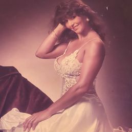 Classic eighties wife ! Classic eighties wife !