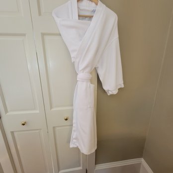 Foster Harris House - a robe hanging on a door - Bed & Breakfast Near Me - Washington, Virginia