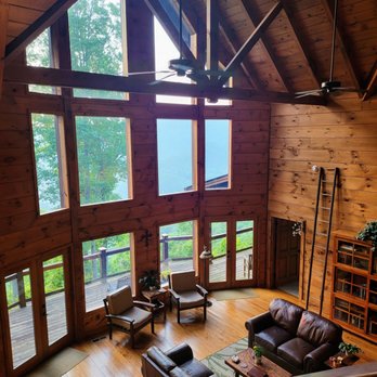 Appalachian Inn - Beautiful, spacious living room. - Bed & Breakfast Near Me - Robbinsville, North Carolina