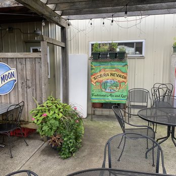 L'italia - a patio area with tables and chairs - Italian Near Me - Wellsville, New York