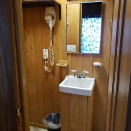 83b bathroom