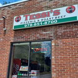 Tessi's Pizza & Roast Beef - Sign on the front. Very unassuming location.