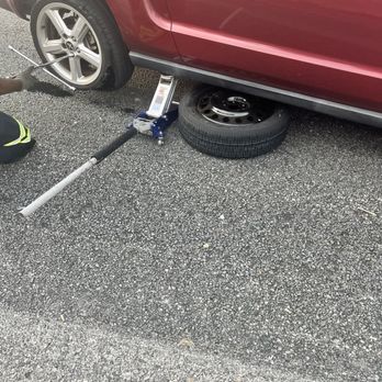Epic Towing - Changing the tire - Towing Near Me - Smyrna, Georgia Epic Towing - Changing the tire - Towing Near Me - Smyrna, Georgia